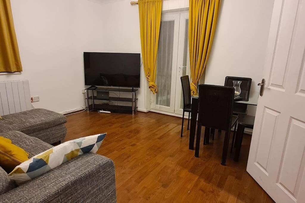 Private 2 Bed Flat Close To Excel & City Airport London Ngoại thất bức ảnh